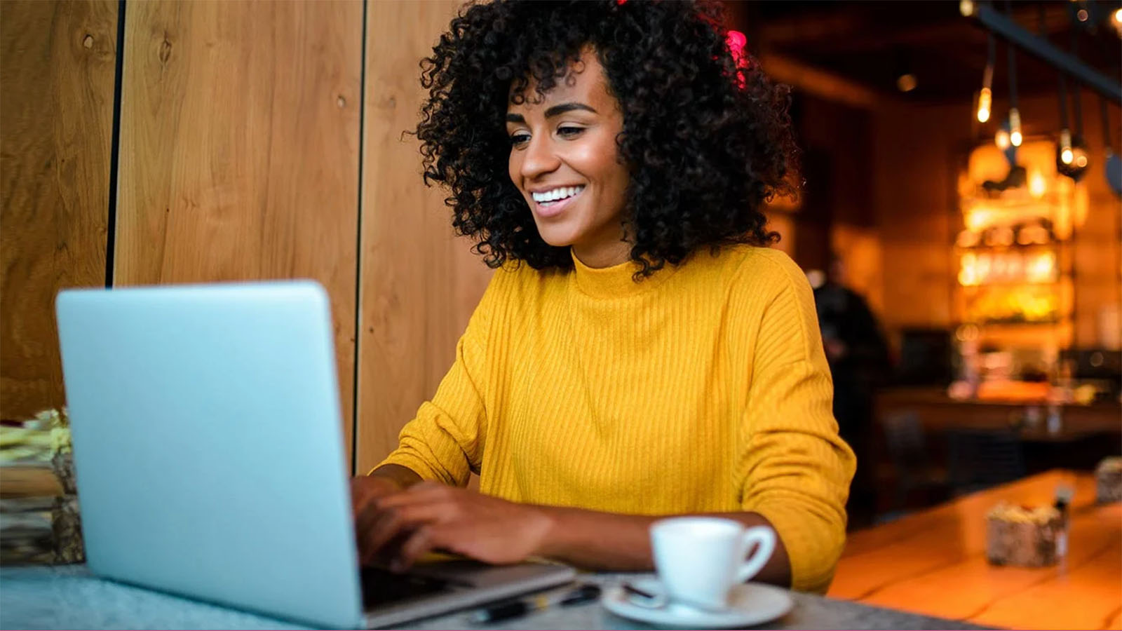 Mujer sonriente utilizando su computadora portátil