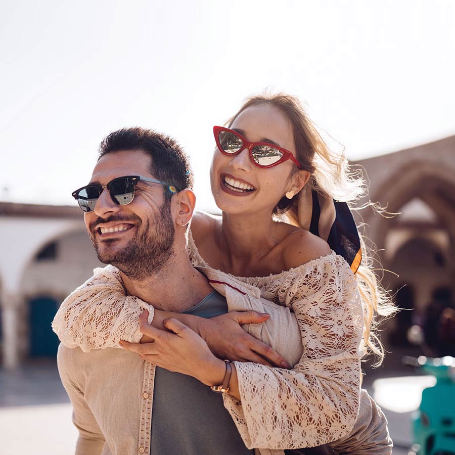 Pareja feliz abrazados de viaje